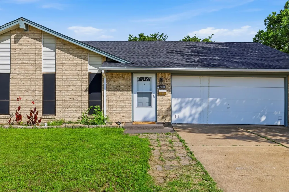 2304 Greenwood Circle Carrollton, TX 75006