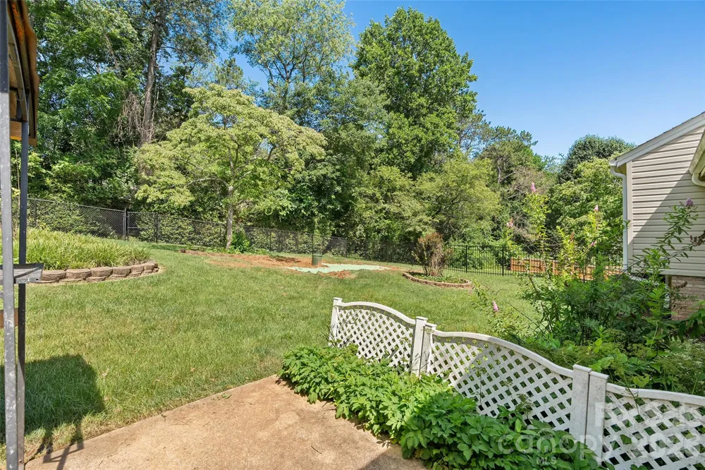 519 Nellie John Drive Clyde, NC 28721