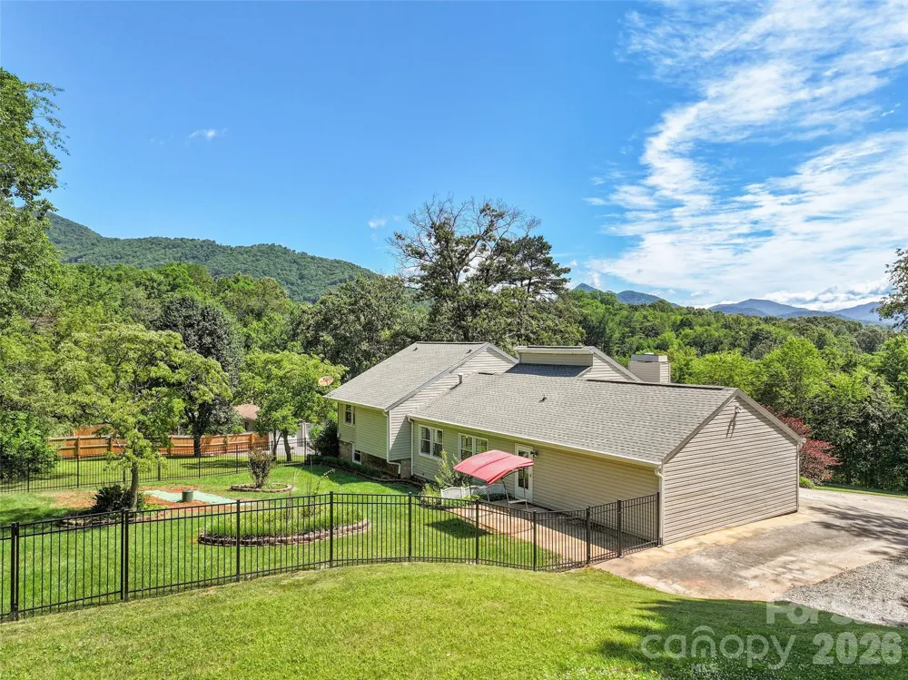 519 Nellie John Drive Clyde, NC 28721