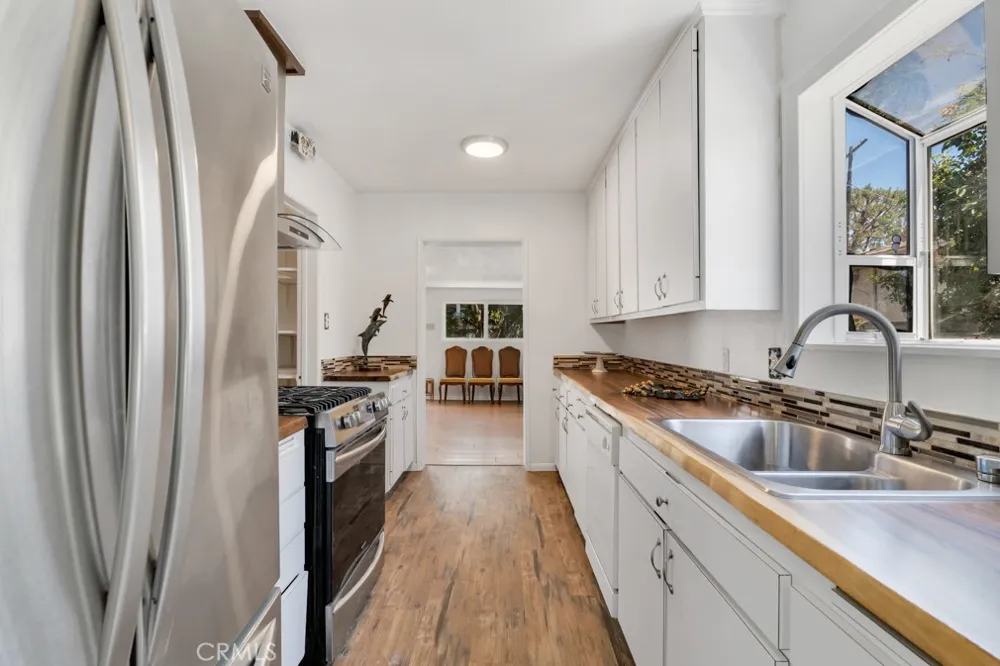 8226 WhiteOak Avenue Northridge, CA 91325