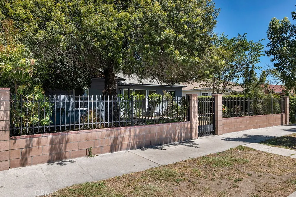 8226 WhiteOak Avenue Northridge, CA 91325
