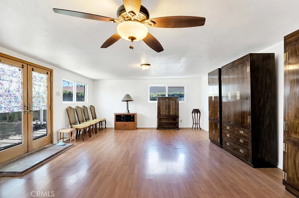 8226 WhiteOak Avenue Northridge, CA 91325