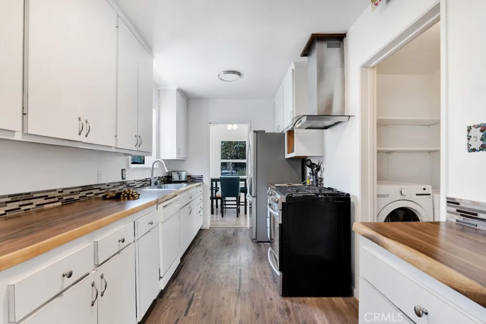 8226 WhiteOak Avenue Northridge, CA 91325