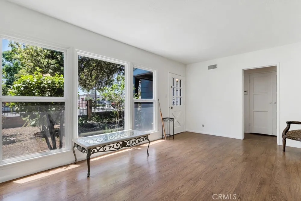 8226 WhiteOak Avenue Northridge, CA 91325