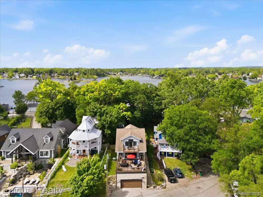 114 Bellevue Avenue Lake Orion Village, MI 48362