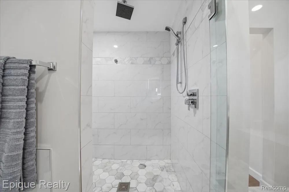 114 Bellevue Avenue Lake Orion Village, MI 48362