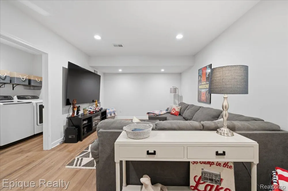 114 Bellevue Avenue Lake Orion Village, MI 48362