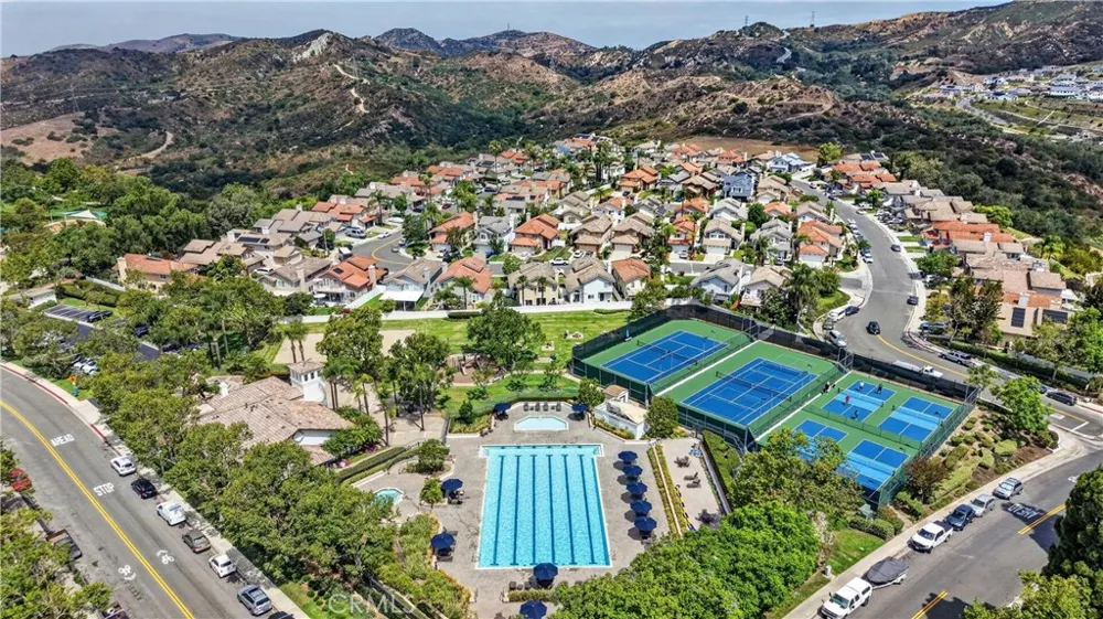28811 Vista Aliso Lake Forest, CA 92679