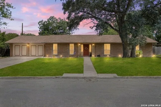 421 Windcrest Dr. Windcrest, TX 78239