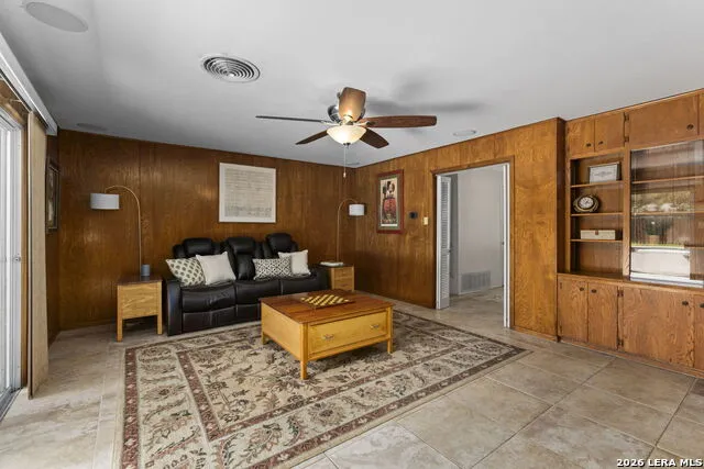 421 Windcrest Dr. Windcrest, TX 78239