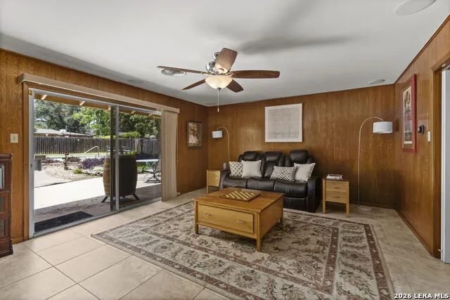 421 Windcrest Dr. Windcrest, TX 78239