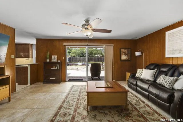 421 Windcrest Dr. Windcrest, TX 78239