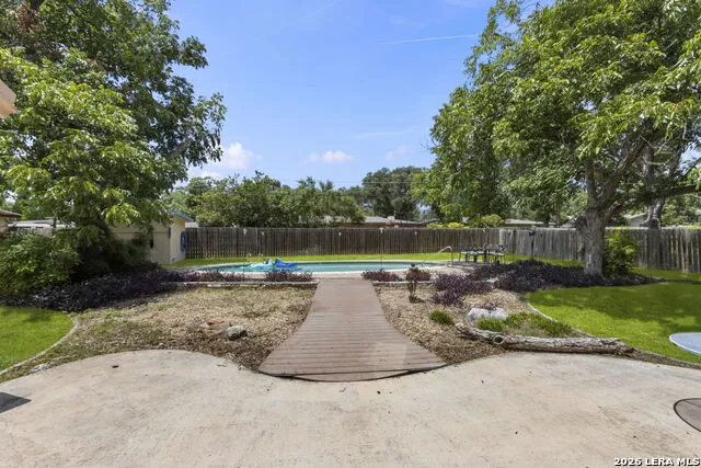 421 Windcrest Dr. Windcrest, TX 78239
