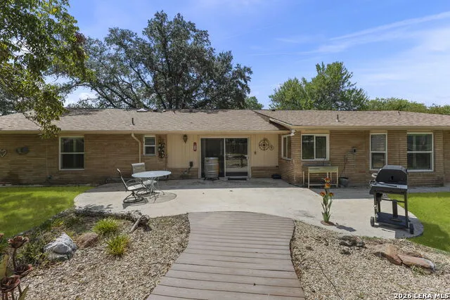 421 Windcrest Dr. Windcrest, TX 78239