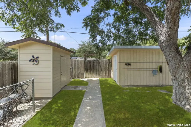 421 Windcrest Dr. Windcrest, TX 78239