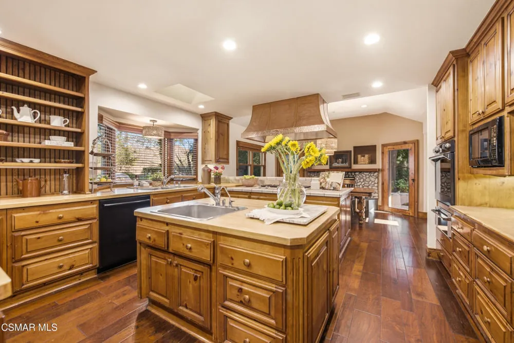 5676 Colodny Drive Agoura Hills, CA 91301