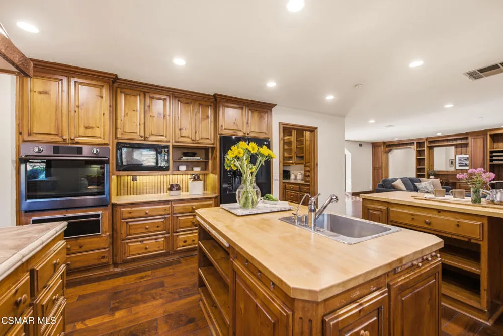 5676 Colodny Drive Agoura Hills, CA 91301