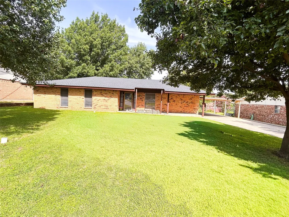 906 Zahara Street Bowie, TX 76230