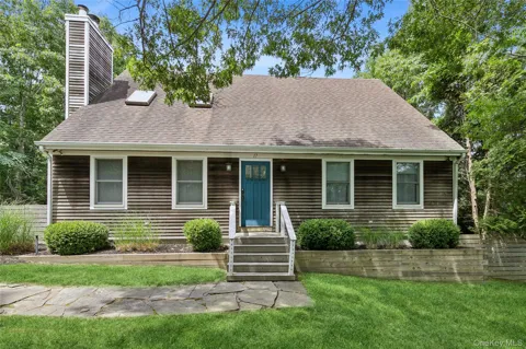 17 Squires Boulevard