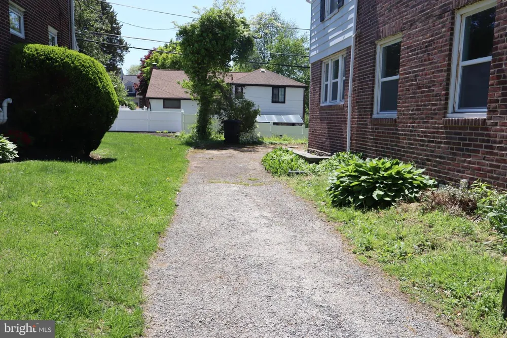 1516 SURREY LANE Wynnewood, PA 19096