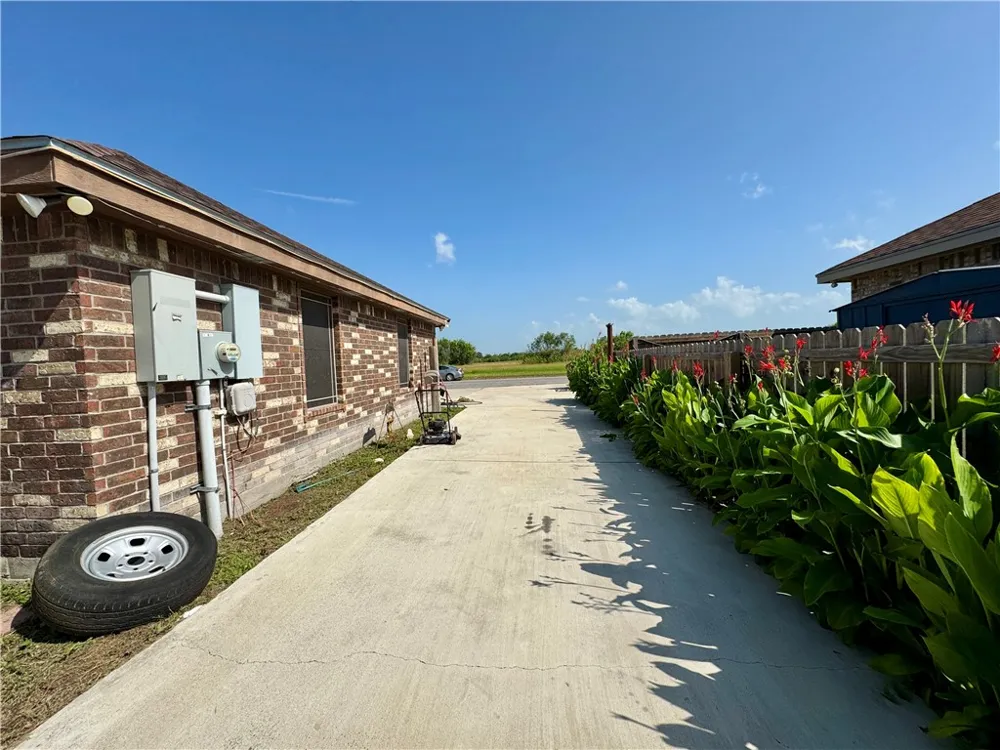 1521 Seabreeze Street Alice, TX 78332
