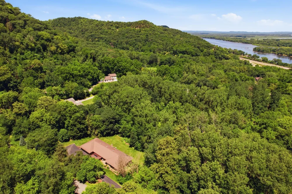 47060 Queens Cove Circle La Crescent, MN 55947