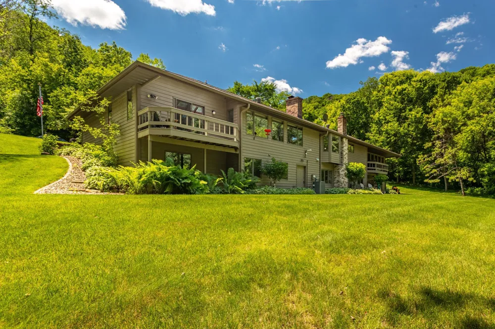 47060 Queens Cove Circle La Crescent, MN 55947