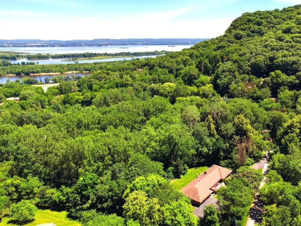 47060 Queens Cove Circle La Crescent, MN 55947