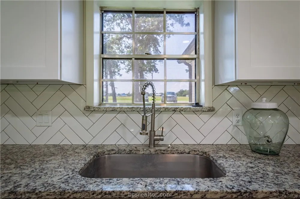 38 Golfview Drive Hilltop Lakes, TX 77871