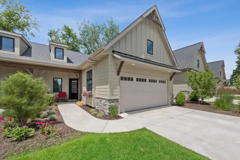 1933 W Woodglen Circle