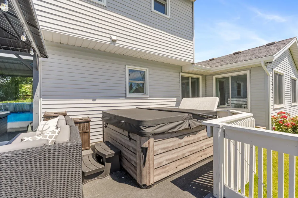 2576 Mapleview Street SE Kentwood City, MI 49508