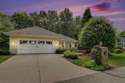 4492 Oak Arbor Drive NE