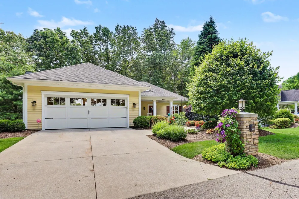 4492 Oak Arbor Drive NE Grand Rapids, MI 49525