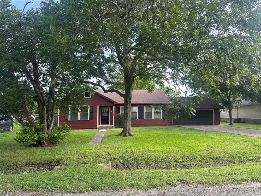 215 W Heard Refugio, TX 78377