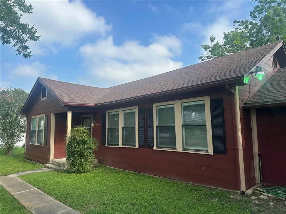 215 W Heard Refugio, TX 78377