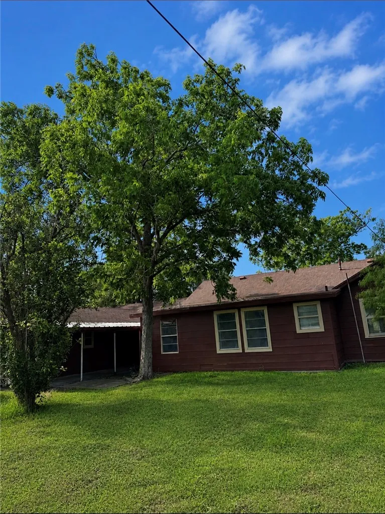 215 W Heard Refugio, TX 78377