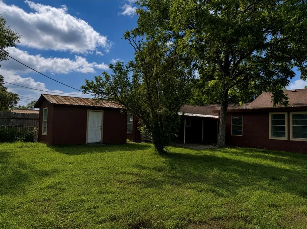 215 W Heard Refugio, TX 78377