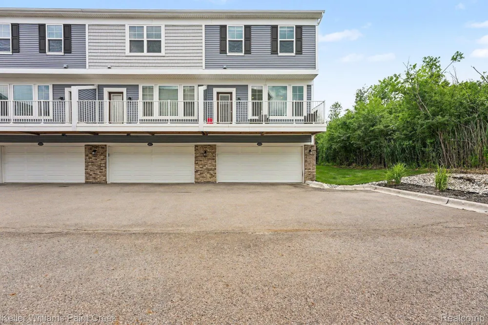 4923 Treeside Lane Troy City, MI 48098