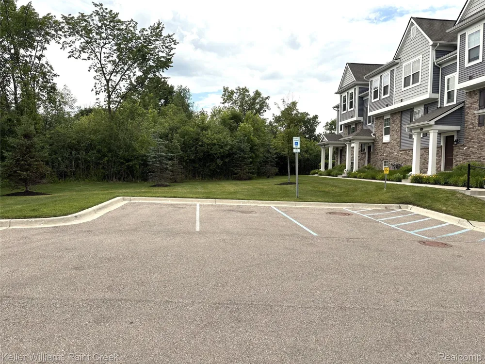 4923 Treeside Lane Troy City, MI 48098