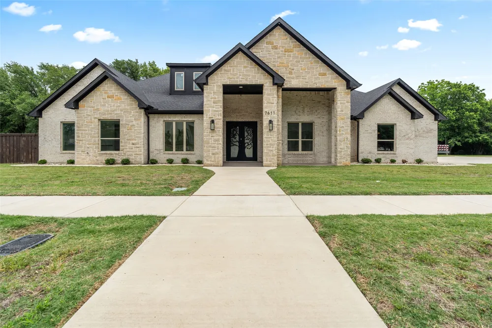 7611 Awadi Court Arlington, TX 76001