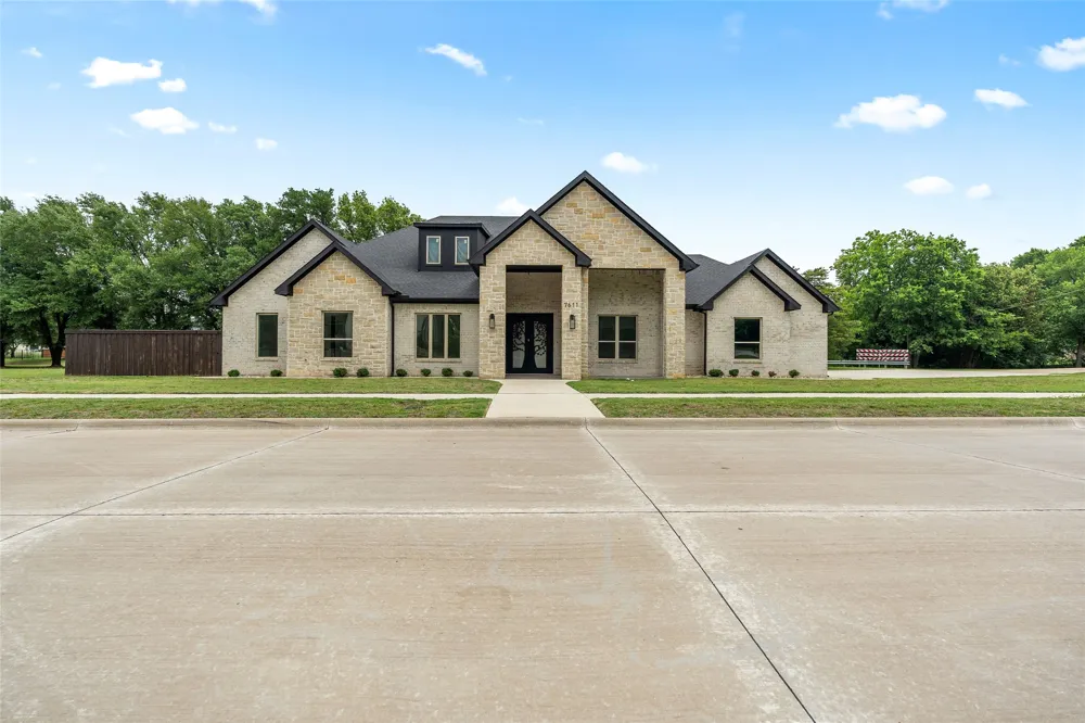7611 Awadi Court Arlington, TX 76001