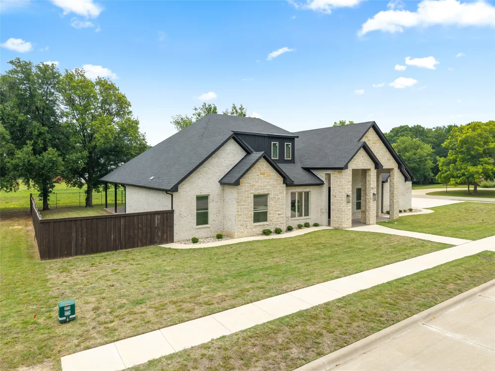 7611 Awadi Court Arlington, TX 76001