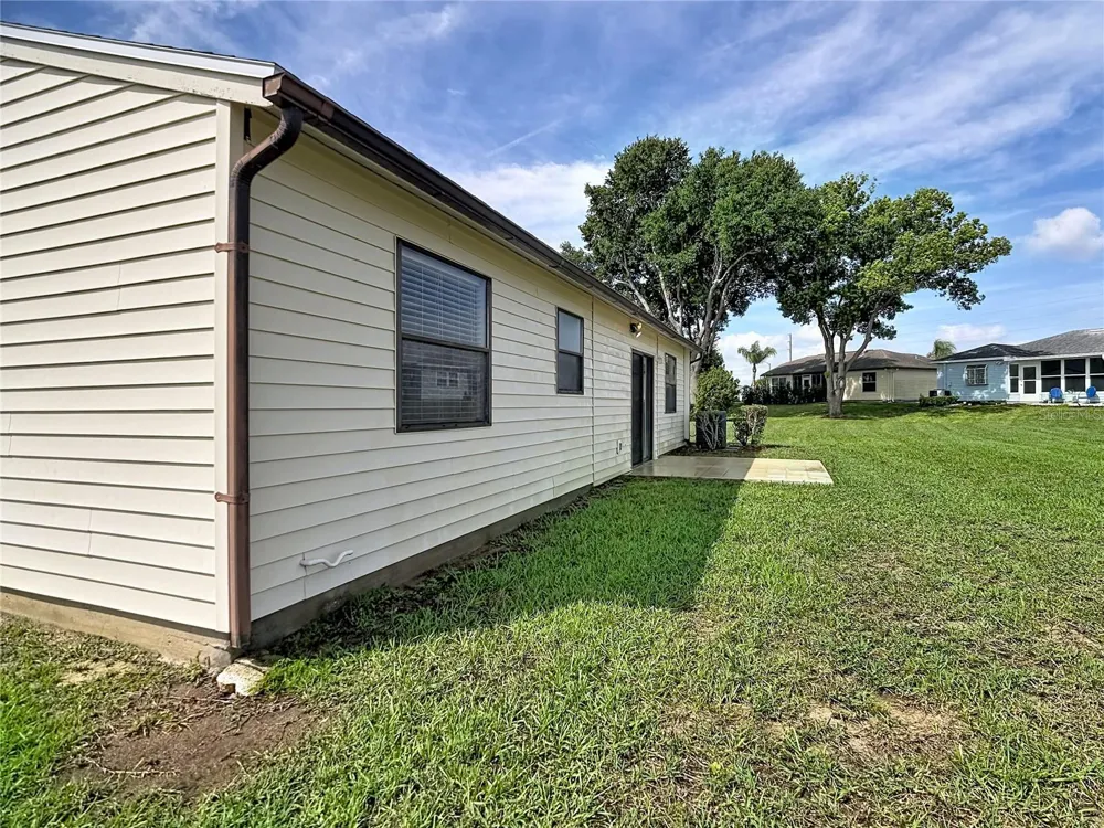 6121 KITTIWAKE DRIVE Lakeland, FL 33809