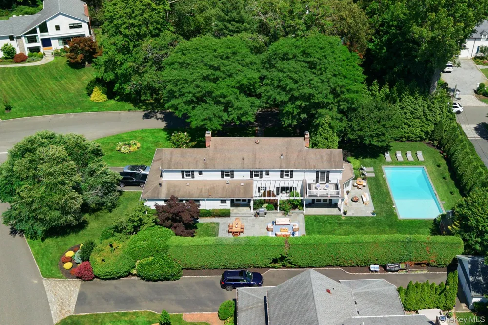 77 Brookside Drive Manhasset, NY 11030