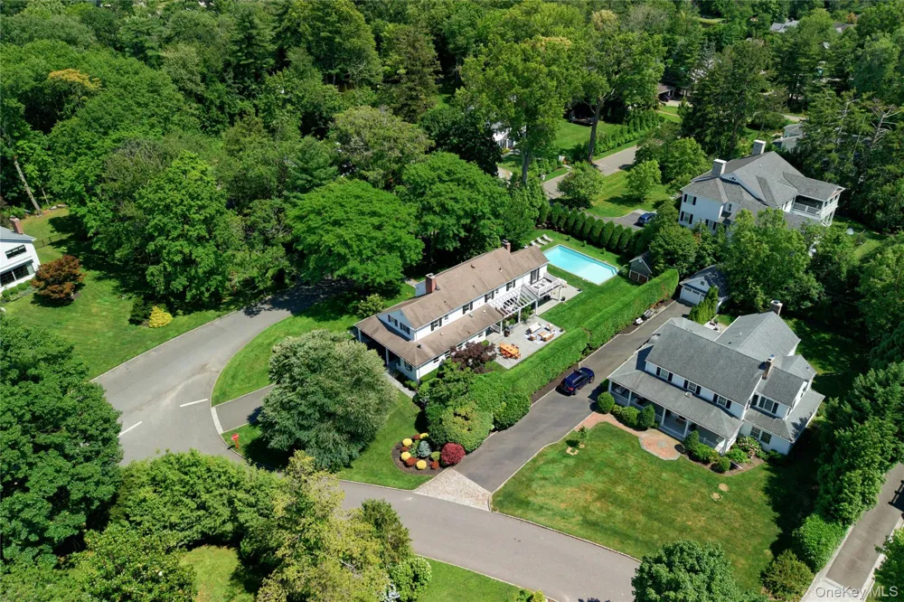 77 Brookside Drive Manhasset, NY 11030