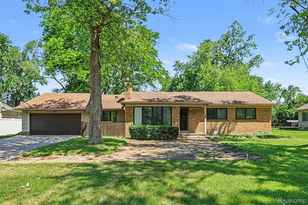 2360 Pineview West Bloomfield Charter Township, MI 48324