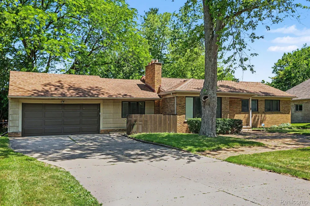 2360 Pineview West Bloomfield Charter Township, MI 48324