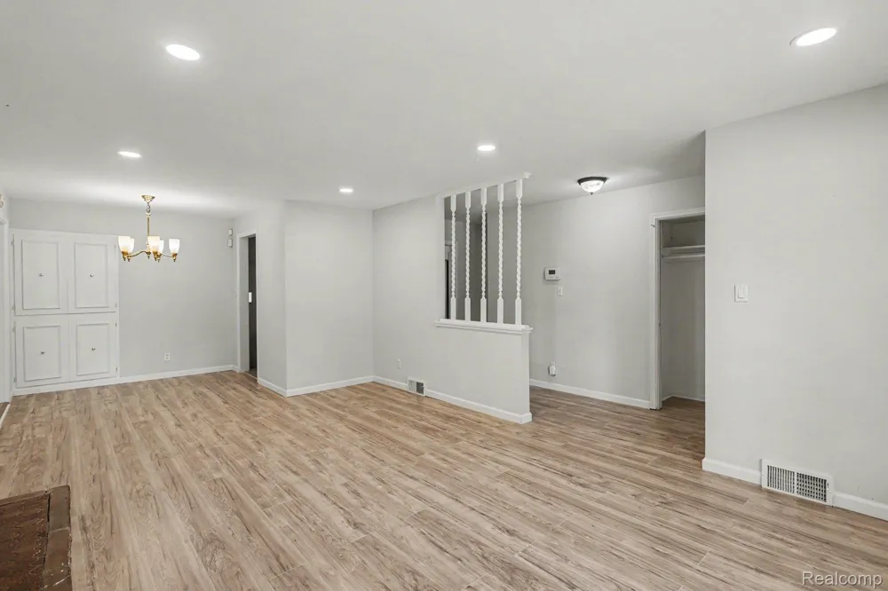 2360 Pineview West Bloomfield Charter Township, MI 48324