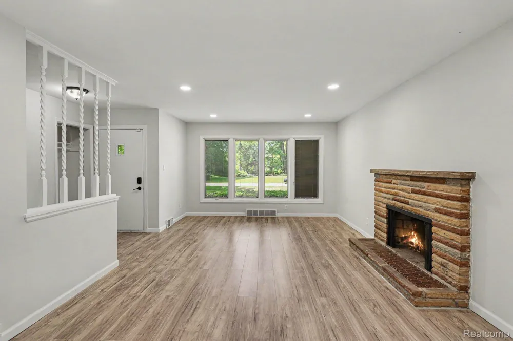 2360 Pineview West Bloomfield Charter Township, MI 48324