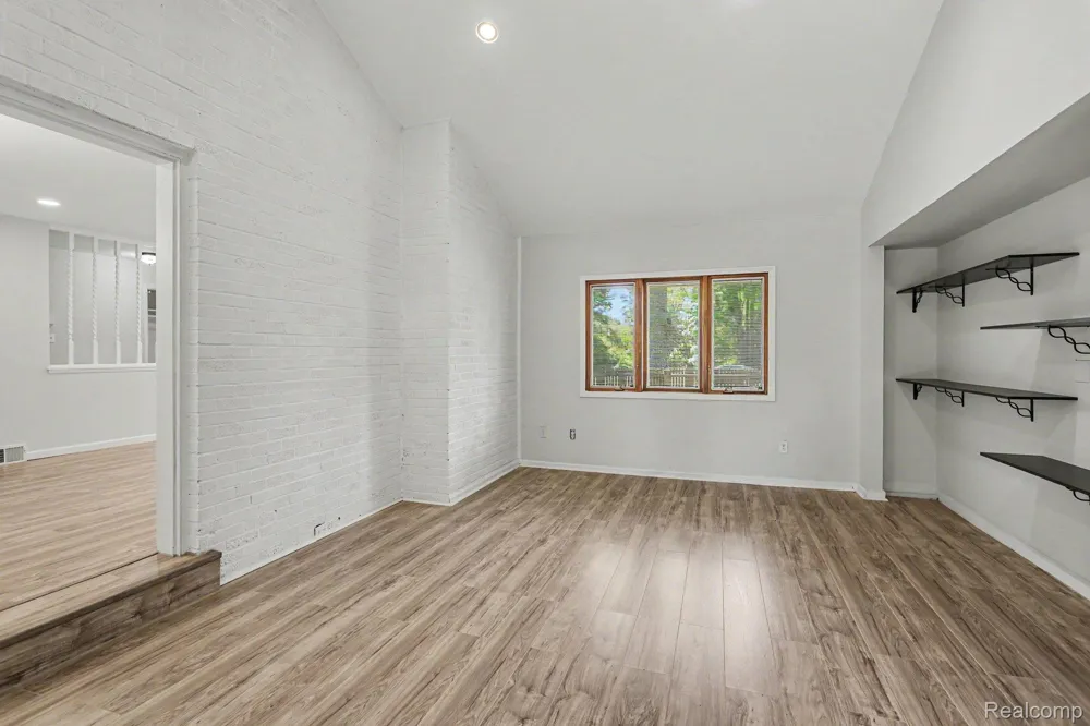 2360 Pineview West Bloomfield Charter Township, MI 48324